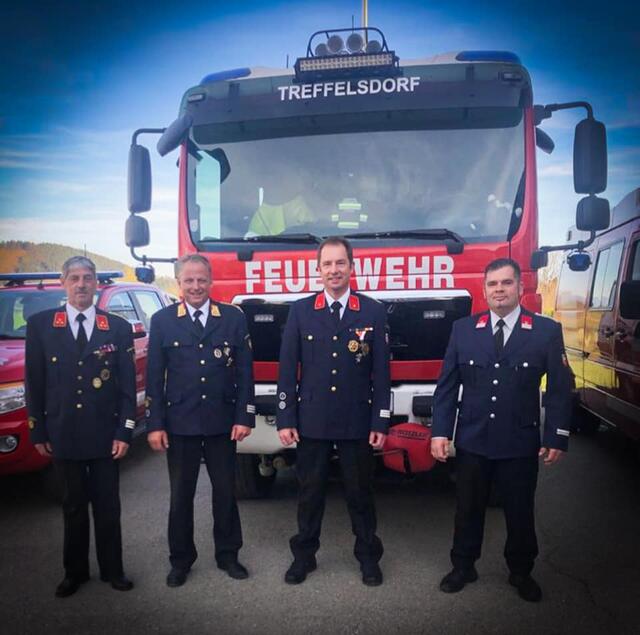 FF Treffelsdorf: Klaus Ertl mit Bezirksfeuerwehrkommandant Friedrich Monai und den Brüdern Simon und Ewald Remschnig | Foto: FF Treffelsdorf