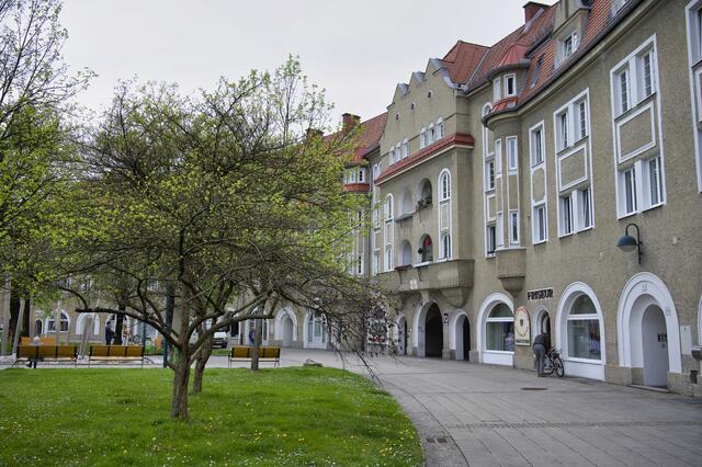 Heimliche Dorfmitte – das Halbrund in der Wimhölzelstraße. | Foto: Andreas Baumgartner/BRS