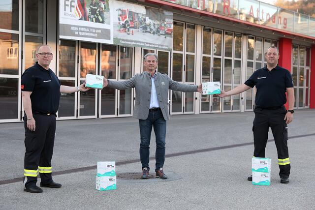 Thomas Kapeller (FF Puchheim), Bürgermeister Peter Groiß und Markus Schaffner (FF Attnang, v.l.) | Foto: Stadtamt