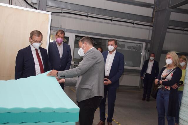 Landeshauptmann Thomas Stelzer (l) besuchte den Marktführer im Bereich Baby- und Jugendmatratzen,„Träumeland“ in Hofkirchen/Mühlkreis, der klimaneutral und auf Kreislaufwirtschaft ausgerichtet ist. 
 | Foto: Helmut Eder