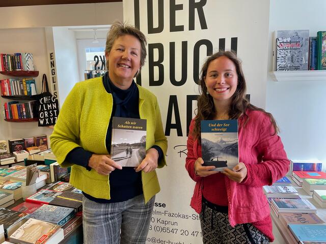 Susi Riedlsperger, Inhaberin vom Buchladen in Kaprun, und ihre Mitarbeiterin Daniela Hollaus empfehlen die beiden Bücher der Autorin Susanne Huber. | Foto: Johanna Grießer