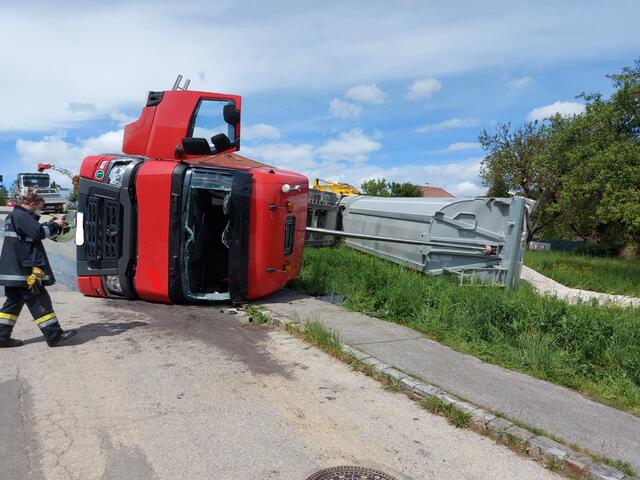 Beim entladen war ein LKW in Wiesen umgekippt.