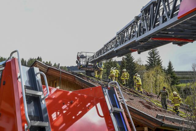 Um den Brand zu bekämpfen wurde ein Teil des Daches abgetragen.