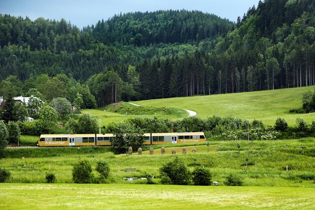 Foto: Entlang der 84 Kilometer langen Strecke der Mariazellerbahn gibt es zahlreiche Ausflugsziele sowie Wander- und Radrouten.  | Foto: Foto: (©NB/Weinfranz)