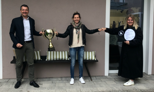 Nationalrat Peter Weidinger, „Ladyhawks“ Kapitänin Iris Stuppnig und „Kaffeemacherin“ Yvonne Krakolinig. | Foto: Peter Weidinger