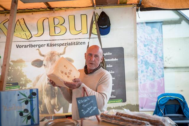 Köstlichkeiten: Am Gelände der Gärtnerei Toschkov bietet Daniel Paus seine Vorarlberger Käsespezialitäten an.