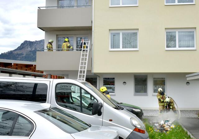 Die Feuerwehr Reutte löschte die in Brand geratenen Gegenstände vollständig ab. | Foto: Zoom Tirol