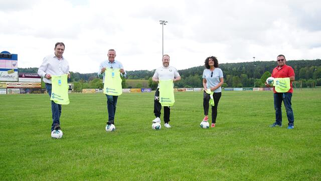 FPÖ-Landesparteiobmann Mario Kunasek (2.v.l.) und Bezirksparteiobmann Anton Kogler (l.) bei der Übergabe an den USV Kaindorf/Hartberg