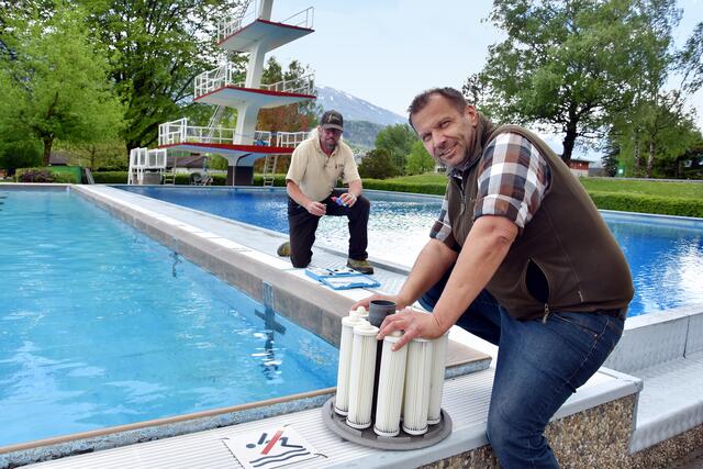 Bereit für den Auftakt der Badesaison: Harald Graus, Bereichsleiter Freizeit der Hall AG, und Mitarbeiter Markus Feichter  | Foto: Hall AG