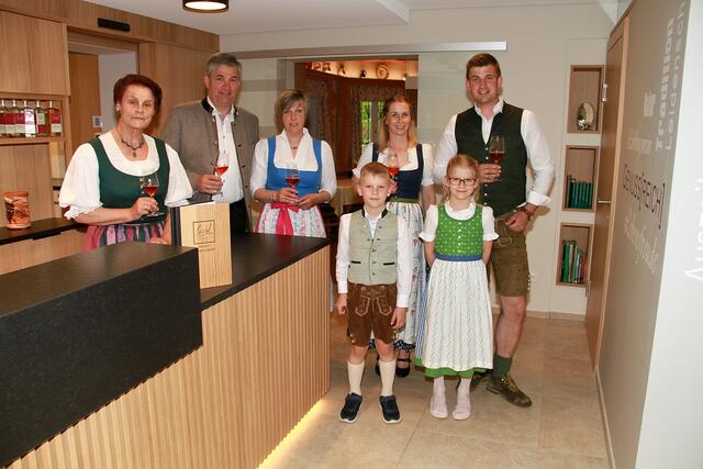 Oma Maria (Gründerin der Sommerfrische), Josef und Christa Strohmeier, Karin und Michael Strohmeier mit den Kindern Tobias und Leonie im neuen Empfangs- und Barbereich | Foto: Josef Fürbass