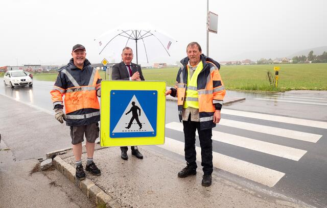 LAbg. Stadtrat Franz Dinhobl mit den Bauhof-Mitarbeitern Karl Kohn und Andreas Perz beim Schutzweg auf der Blätterstraße in der Heideansiedlung.