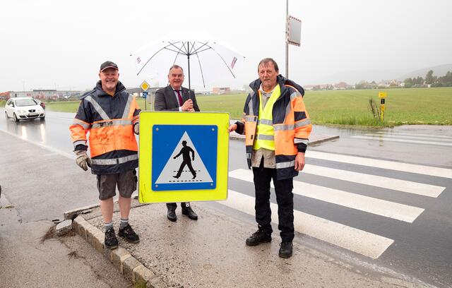 LAbg. Stadtrat Franz Dinhobl mit den Bauhof-Mitarbeitern Karl Kohn und Andreas Perz beim Schutzweg auf der Blätterstraße in der Heideansiedlung. | Foto: Stadt WN/Weller