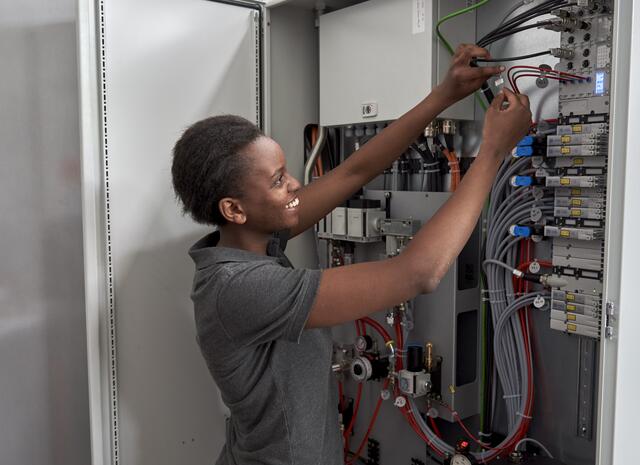 Nicole Musinzi (1. Lehrjahr) macht eine Lehre zur Elektrotechnikerin.