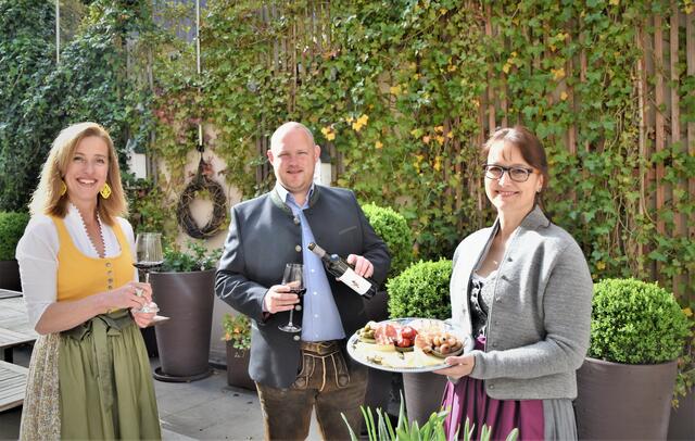"Die Gemeinde liegt uns am Herzen", meinen die Initiatoren der Gutscheinaktion zugunsten der Gastronomie in Tennengau (v.l.):  Gudrun Heger (GF Tourismusverband), Bürgermeister Peter Harlander und die Obfrau der Interessensgemeinschaft Golling, Bürgermeister Stellvertreter Franziska Wagner. | Foto: Martin Schöndorfer