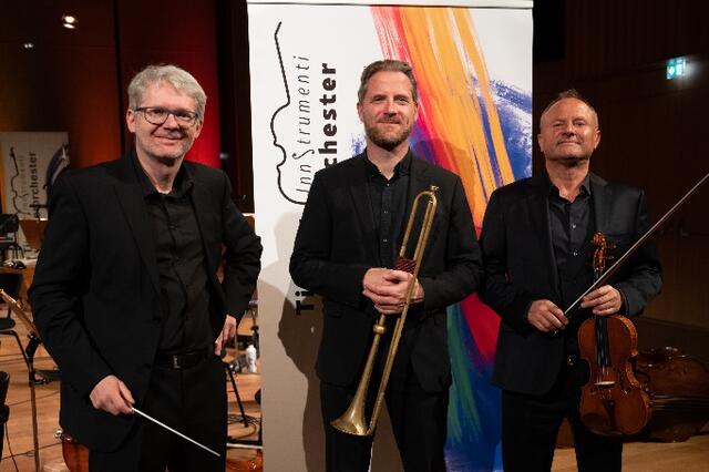Boten ein intensives digitales Konzerterlebnis: InnStrumenti-Chef Gerhard Sammer mit Neo-Geschäftsführer Thomas Steinbrucker (spielt auch Trompete) und Konzertmeister Janusz Nykiel | Foto: Wolfgang Lackner