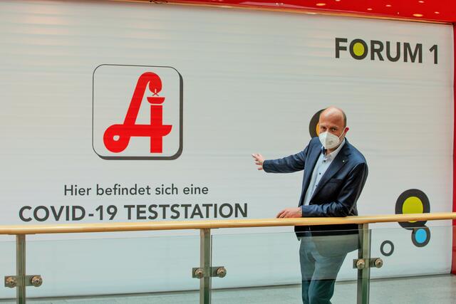 Die Möglichkeit, sich testen zu lassen, besteht direkt im Einkaufszentrum Forum 1 in Bahnhofsnähe. SES-COO  Christoph Andexlinger vor der Teststation im Forum 1 Salzburg. | Foto: Forum 1