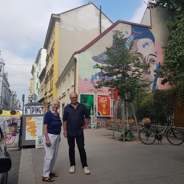 Ilse Bauer und Bezirksrat Max Hoffmann (Grüne) in der Burggasse im Sommer 2020. Damals war die Hausmauer noch nicht bemalt.  | Foto: BV 7