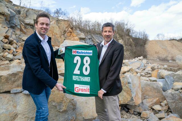 Thomas Gahleitner (l.) mit Gerhard Altendorfer bei der Sponsoren-Bekanntgabe von Schärdinger Granit. | Foto: SVR/Scharinger