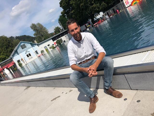 Roland Oberhauser, Leiter der städtischen Betriebe, im Volksgarten-Freibad.
