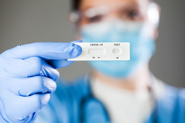 Die Wirtschaftskammer Schärding verteilt kostenlose Corona-Schnelltests an Betriebe. Damit sollen Kunden oder Besucher sich selbst testen können, wenn sie spontan ins Wirtshaus wollen oder einen Test vergessen haben.