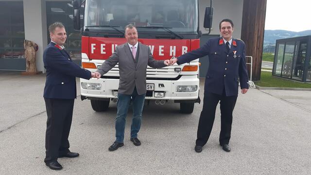 Kommandanten-Wahl bei der FF Micheldorf: Bürgermeister Helmut Schweiger gratuliert Hannes Lick  und Stefan Fritz.  | Foto: FF Micheldorf