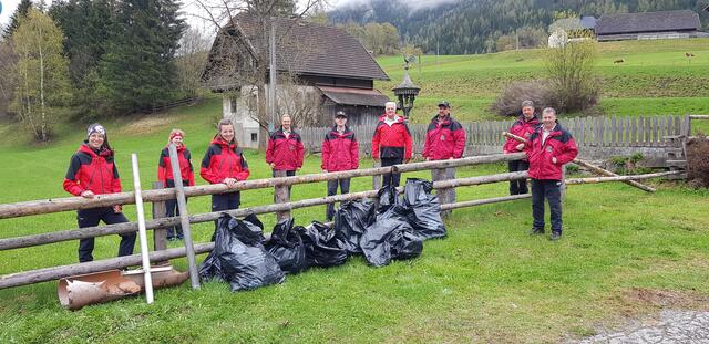 Ein Gruppenfoto. Alle Teilnehmer der Müllbeseitigungsaktion sind allerdings hier nicht zu sehen.