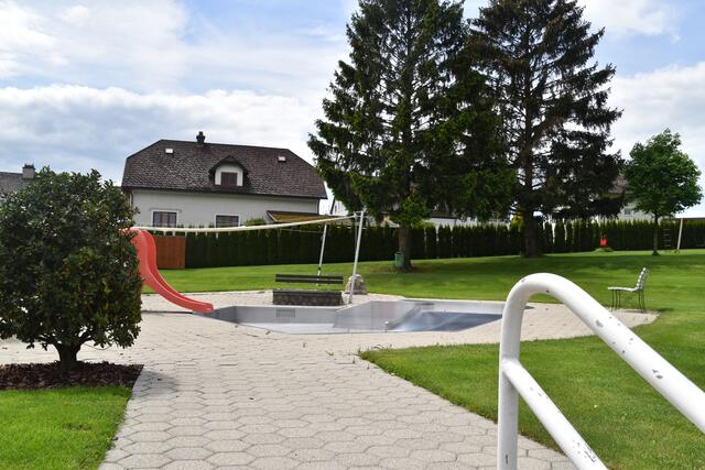 Das Wasser des Kinderbeckens wird täglich ausgelassen und erneuert. | Foto: Sara Handl