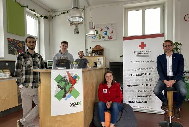 Aaron Dellacher (Jugendleiter youX), Fabian Hofmair (FSJ, Jugendleiter youX), Andreas Eder (Leiter Jugendzentrum youX), Magdalena Bachinger (Bezirksjugendkoordinatorin Rotes Kreuz) und Gerald Schuster (Bezirksgeschäftsleiter Rotes Kreuz) stehen der Jugend zur Seite.
 | Foto: OÖRK/Bachinger