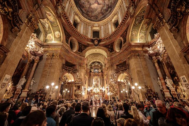 Wer die Peterskirche einmal in der Nacht bewundern möchte, kann sich diesen Wunsch in der Langen Nacht der Kirchen erfüllen (Foto stammt aus 2019).