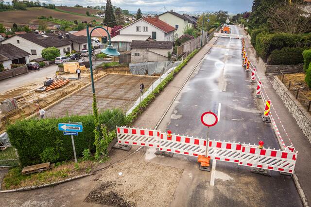 Durch den Neubau eines Gebäudes droht die Straße abzurutschen.