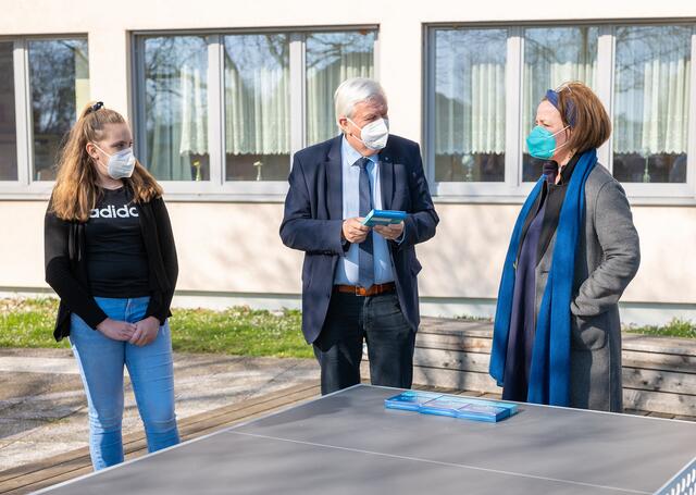Bildungsdirektor Johann Heuras und Bildungslandesrätin Christiane Teschl-Hofmeister an der Mittelschule Pottenbrunn (Archivbild) | Foto: NLK Burchhart