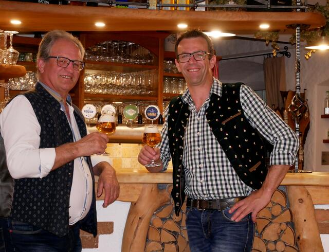 Bürgermeister und Eigentümer Alfred Allerstorfer übergab den familiären Hopfenerlebnishof mit dem Hopfenmuseum und der Hopfenstub´n an seinen Sohn Helmut Allerstorfer.