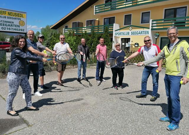 Halbritter und die ÖVP Stadt- und Gemeinderäte freuen sich über den Startschuss für den Neubau der Tennishalle | Foto: Thomas Halbritter