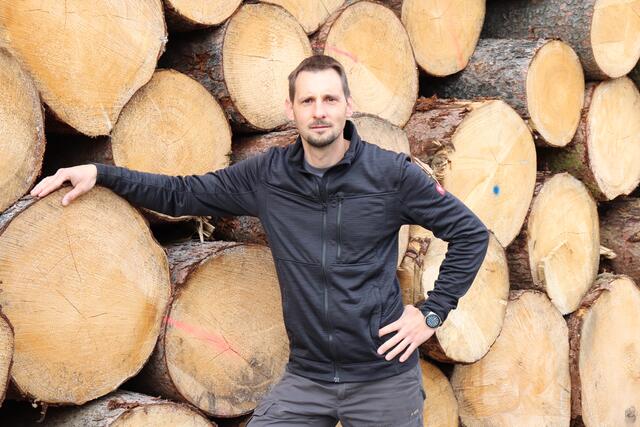 "Wir müssen unsere Kunden vertrösten", berichtet Geschäftsführer Jürgen Ferstl vom Sägewerk Ferstl in Burgauberg. | Foto: Holz Ferstl