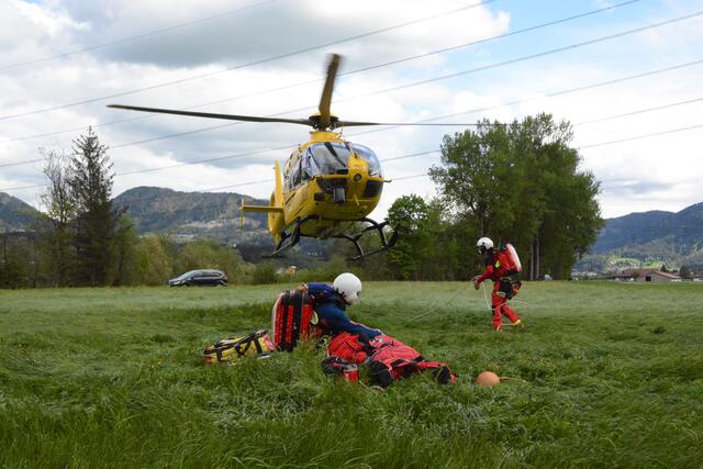 Eine 28-jährige Dänin stürzte in einer Schotterrinne bei Angath und musste mit dem NAH die Klinik nach Innsbruck geflogen werden.  | Foto: ZOOM.Tirol