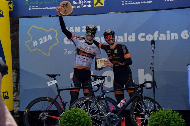 Jubel bei Amadeus Lobe aus Gurten und Alexander Luger aus Auberg, die für den CLR Sauwald Cofain 699 beim "Race Around Niederösterreich" als 2er-Team an den Start gingen und den ersten Platz holten.