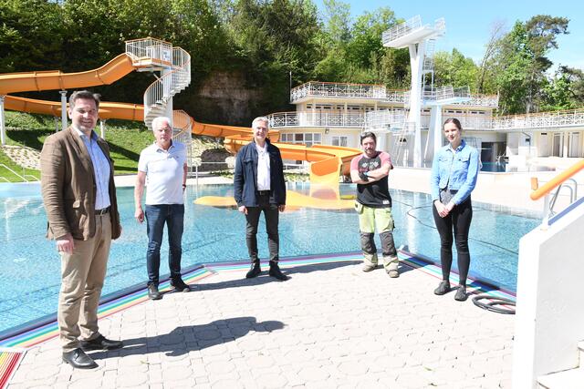 Waidhofner Parkbad: Bürgermeister Werner Krammer, Bademeister Arnold Wagner, Alois Graf, Stadtgärtner Jan Michael Fabian und Carina Fahrnberger.