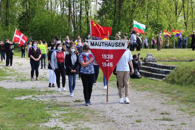 Schüler der NMS Mauthausen führten den Zug durch das Lager an. | Foto: Eckhart Herbe