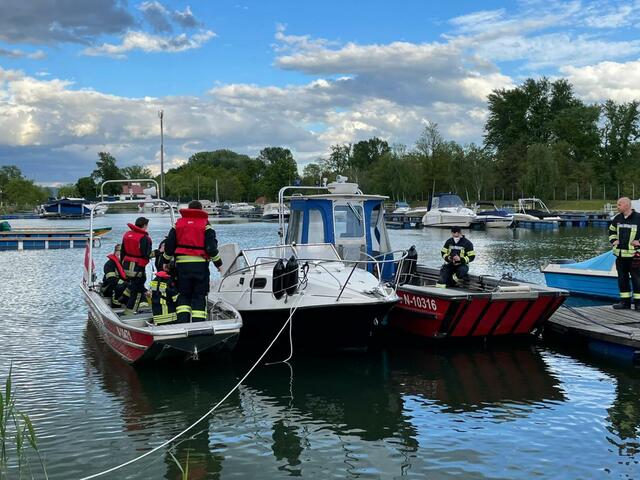 Die Feuerwehr bringt Boot und Besatzung in Sicherheit.