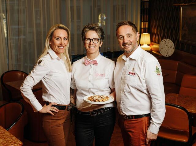 Birgit und Robert Neumann mit Hotelleiterin Claudia Kreuzer. | Foto: Andrei Neag