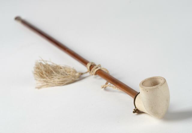 Dieser Zigarrenspitz gehörte Kaiser Franz Joseph I. Er besteht aus Meerschaum, Edelholz und einem Hornmundstück.