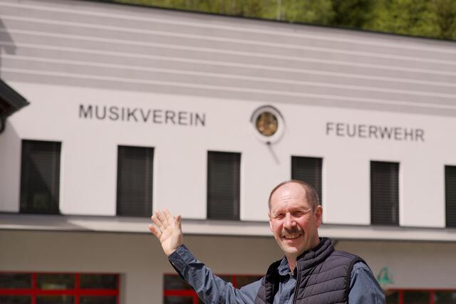 Bürgermeister Hennerfeind zeigt: die PV-Anlage kommt aufs Flachdach.