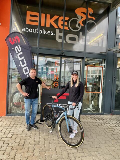 Bike Total Geschäftsführer Ewald Holzer übergab das neue Trainings-Rennrad an Skiweltcupläuferin Conny Hütter.