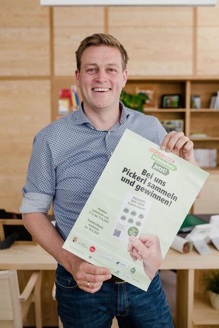 Klimalandesrat Stefan Kaineder macht mit der FREUNDE DER ERDE-Sammelpassaktion Lust auf Klimaschutz. | Foto: LandOÖ