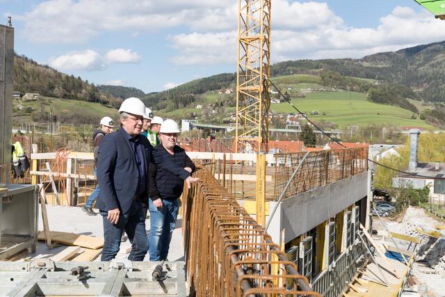 Drei der insgesamt sechs Stockwerke stehen bereits: Bgm. Peter Koch und Wirtschaftsparkleiter Erich Weber bei einem Baustellenbesuch.