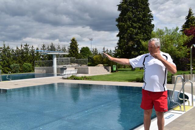 Johann Winterspacher vom Freibad Steinakirchen übt schon das Zurechtweisen der Leute für ungetrübten Badespaß. | Foto: Sara Handl