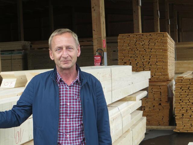 "Die Preise steigen seit Monaten, und sie tun es immer noch", schildert Rudolf Strobl vom Holzbau- und Zimmereibetrieb Strobl in Deutsch Kaltenbrunn | Foto: Peter Sattler