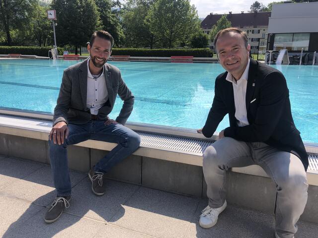 Vermissen Regeln mit "Hausverstand und Realitätsnähe": Roland Oberhauser, Leiter der städtischen Betriebe, und Vizebürgermeister Bernhard Auinger im Aya-Freibad.  | Foto: Lisa Gold