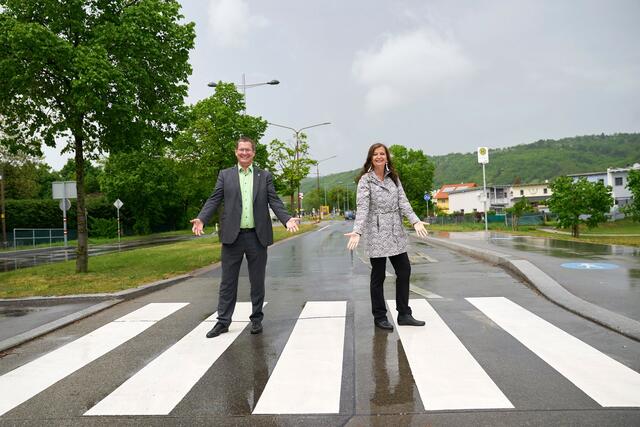 Zufriedene Gesichter: Papai und Sima freuen sich über den neuen Schutzweg in der Prager Straße. | Foto: PID/Markus Wache