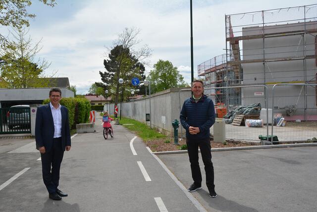 Eine attraktive Achse statt eines kleinen Weges gibt es ab Ende des Sommers „Am Florahof“ in Langenlebarn. Vor Ort: Bürgermeister Peter Eisenschenk und Vizebürgermeister und Ortsvorsteher Wolfgang Mayrhofer.
